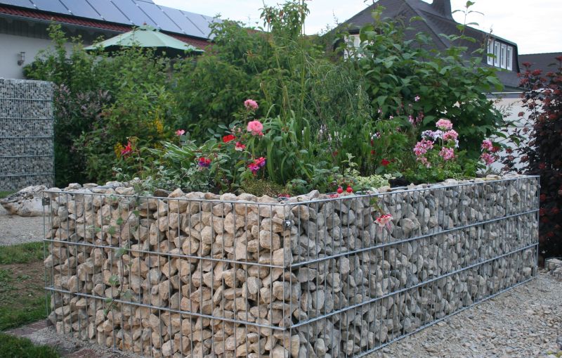 gabionenbeet_mit_rot_bepflanzung Eser