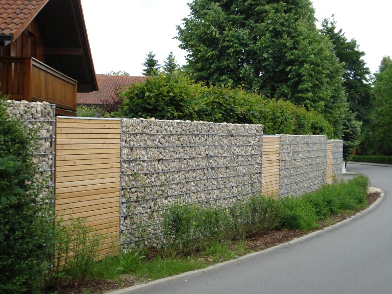 strassenmauer_mit_holz_bogen - Eser